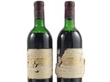 deux bouteilles de vin sont posées l'une à côté de l'autre sur une surface blanche