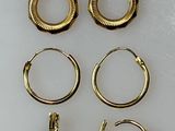 trois paires de boucles d'oreilles en or et une paire de boucles d'oreilles en or