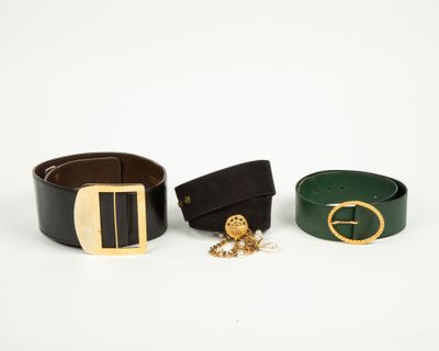 trois ceintures et une ceinture avec une boucle dorée sur fond blanc