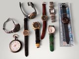 beaucoup de montres, dont celles qui sont posées sur la table