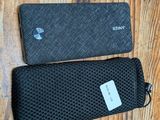 une photo montrant deux téléphones portables posés sur une table en bois