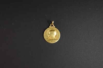 gros plan d'une pièce d'or sur une surface noire