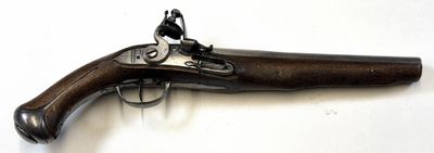 un vieux fusil exposé sur une table