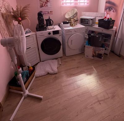 un lave-linge et un sèche-linge dans le coin d'une pièce