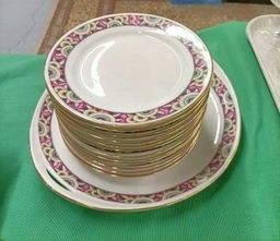 Service à gâteau en porcelaine : plat et 12 assiettes