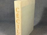 gros plan d'un livre posé sur une table à fond gris