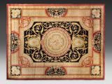 un tapis noir et doré orné d'un motif en médaillon