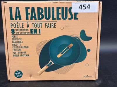 une boîte contenant une casserole bleue