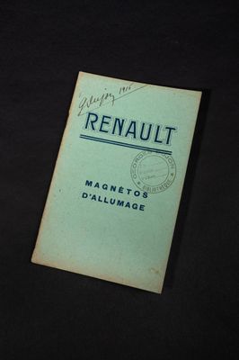 un vieux livre sur lequel figure l'image d'un timbre