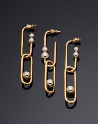 une paire de boucles d'oreilles en perles et or