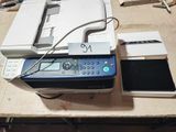 une imprimante et un téléphone portable posés sur une table