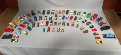 un grand nombre de petites voitures sur une table