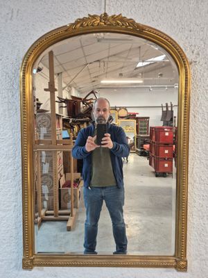 un homme se prenant en photo dans un miroir