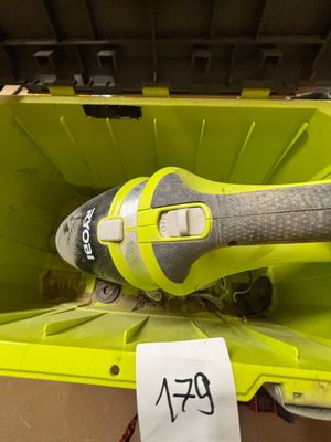 une boîte jaune contenant un outil et sur laquelle est apposée une étiquette de prix