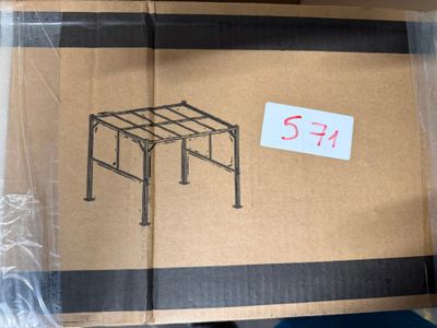 une boîte en carton sur laquelle est dessiné une table