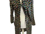 La veste est multicolore et présente un motif floral.
