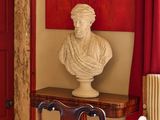 un buste d'homme posé sur une table dans une pièce