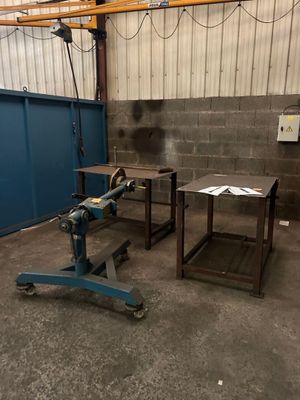 une photo d'une pièce avec un établi et un établi