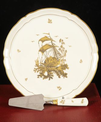 une assiette avec un couteau et une assiette sur laquelle est représenté un bateau