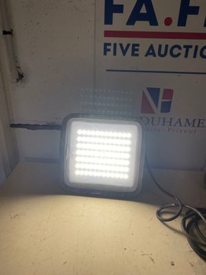 un gros plan d'une lampe posée sur une table