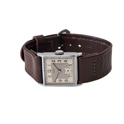 l'image d'une montre-bracelet avec un bracelet en cuir marron