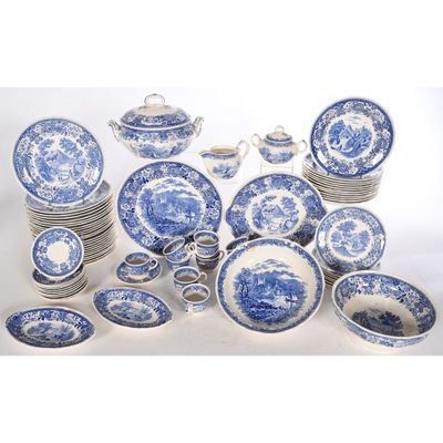un assortiment d'assiettes et de plats en porcelaine bleue et blanche