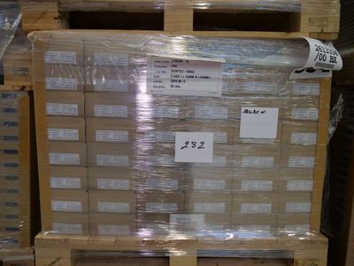 une palette remplie de cartons et une palette remplie de cartons