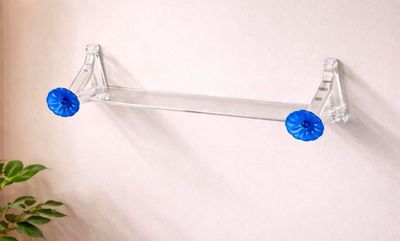 une étagère en verre sur laquelle se trouve une boule bleue