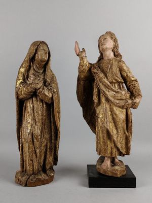 deux statues représentant une femme et un homme debout l'un à côté de l'autre