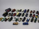 un grand nombre de voitures-jouets qui se trouvent sur la table