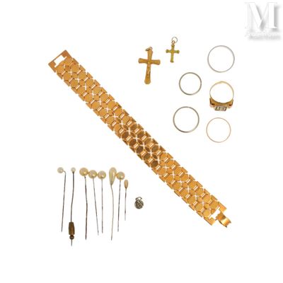 une photo d'un bracelet en or orné d'une croix et d'autres bijoux