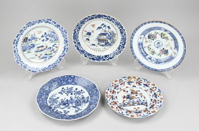six blue and white plates with floral designs on them