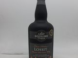 une bouteille de whisky posée sur une table