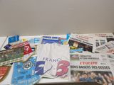 beaucoup de journaux sur la table et un sac posé dessus