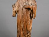 statue représentant un homme en robe tenant un chat