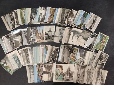 un grand nombre de cartes postales anciennes qui se trouvent sur la table