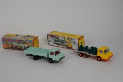 trois camions jouets assis l'un à côté de l'autre