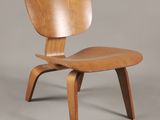 une image représentant une chaise en bois sur fond gris