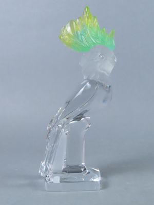 un oiseau en verre transparent avec une crête verte sur la tête