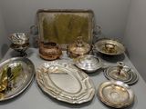 une table sur laquelle se trouvent de nombreux objets en argent