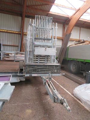 un camion qui est garé à l'intérieur d'un bâtiment