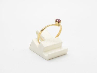 une image représentant une bague en or sertie d'une pierre rouge
