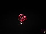 un diamant rose dans l'obscurité