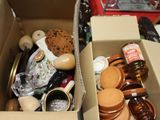 une boîte remplie d'aliments et de condiments posée sur une table