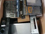 une boîte remplie de matériel électronique posée sur le sol