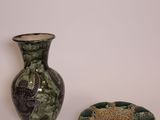 deux vases posés l'un à côté de l'autre sur une table