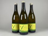 trois bouteilles de vin posées sur une table