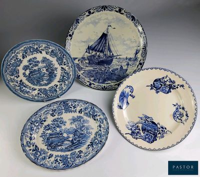 trois assiettes bleues et blanches ornées d'oiseaux et de bateaux