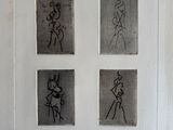 quatre dessins sur le mur d'une salle de bains
