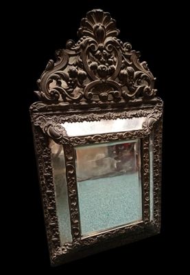 Miroir à parcloses en laiton repoussé, style Napoléon III.